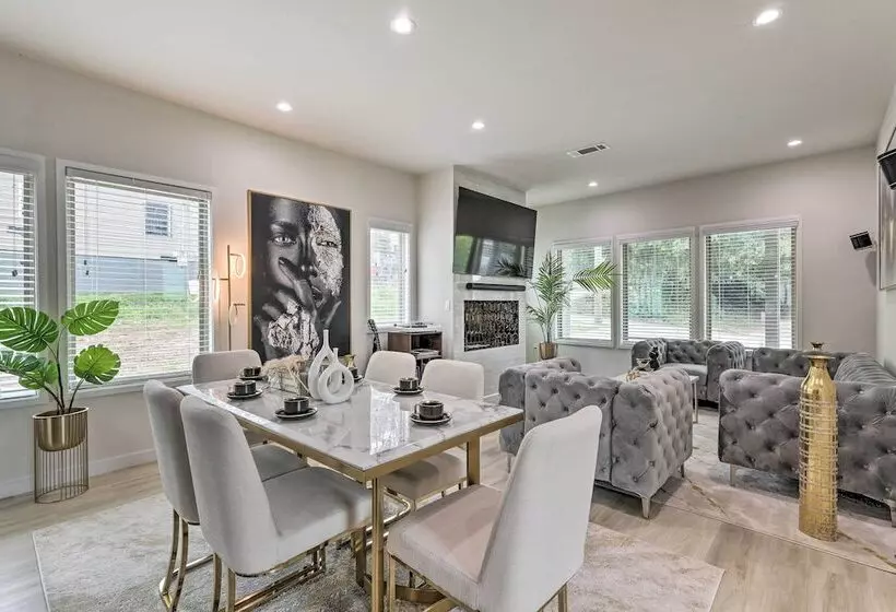 Luxury Smart Home: 2 Miles To Downtown Atlanta!