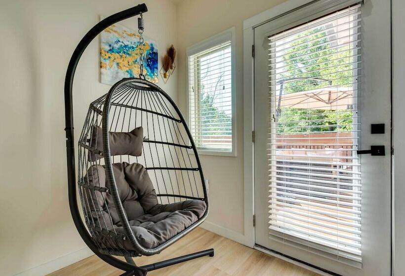 Luxury Smart Home: 2 Miles To Downtown Atlanta!