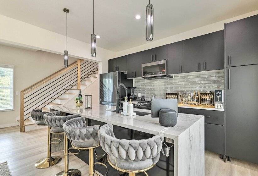 Luxury Smart Home: 2 Miles To Downtown Atlanta!