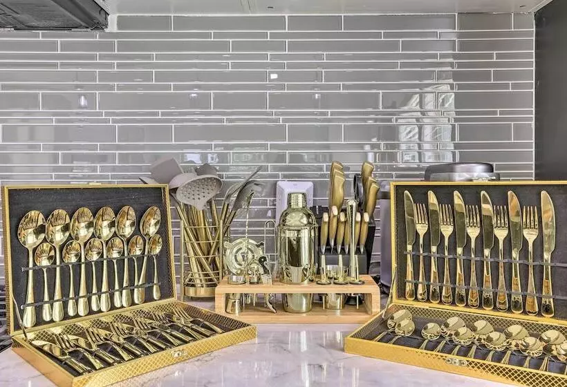 Luxury Smart Home: 2 Miles To Downtown Atlanta!