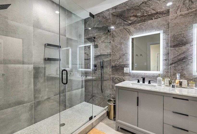 Luxury Smart Home: 2 Miles To Downtown Atlanta!