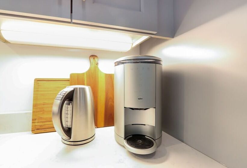 Mid Century Modern Home W/ Hot Tub & Mtn Views!