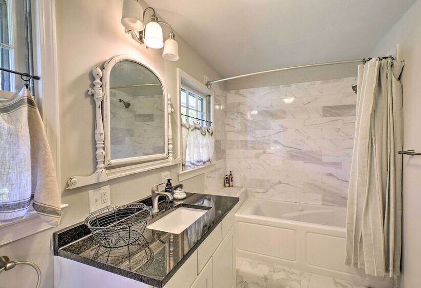 Mod Stable House On 10 Acres, Walk To Lake!