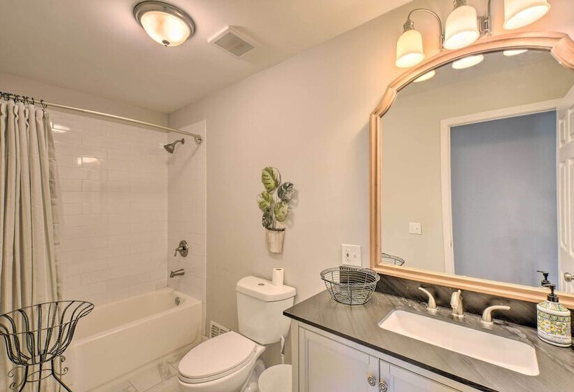 Mod Stable House On 10 Acres, Walk To Lake!