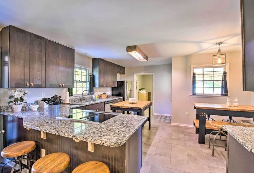 Mod Stable House On 10 Acres, Walk To Lake!