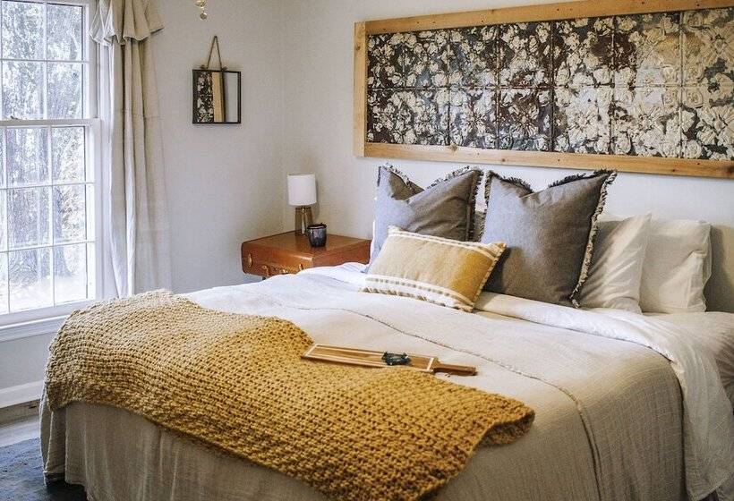 Mod Stable House On 10 Acres, Walk To Lake!