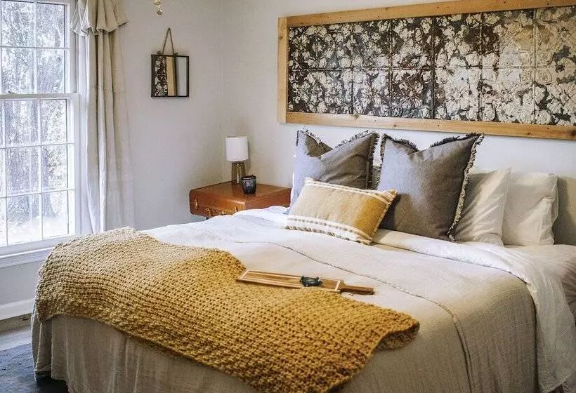 Mod  Stable House  On 10 Acres, Walk To Lake!