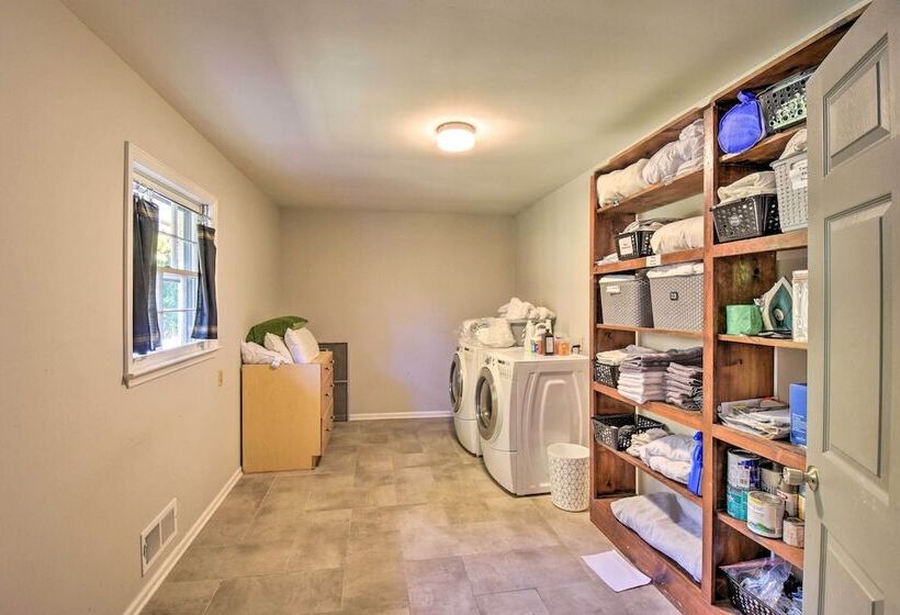 Mod Stable House On 10 Acres, Walk To Lake!