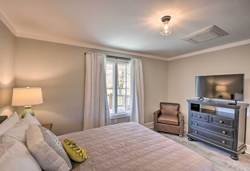 Modern Clarkesville Cottage W/ Decks & Patio!