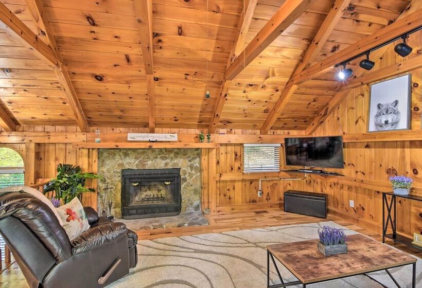 Modern Mountain Cabin W/ Resort Style Amenities!