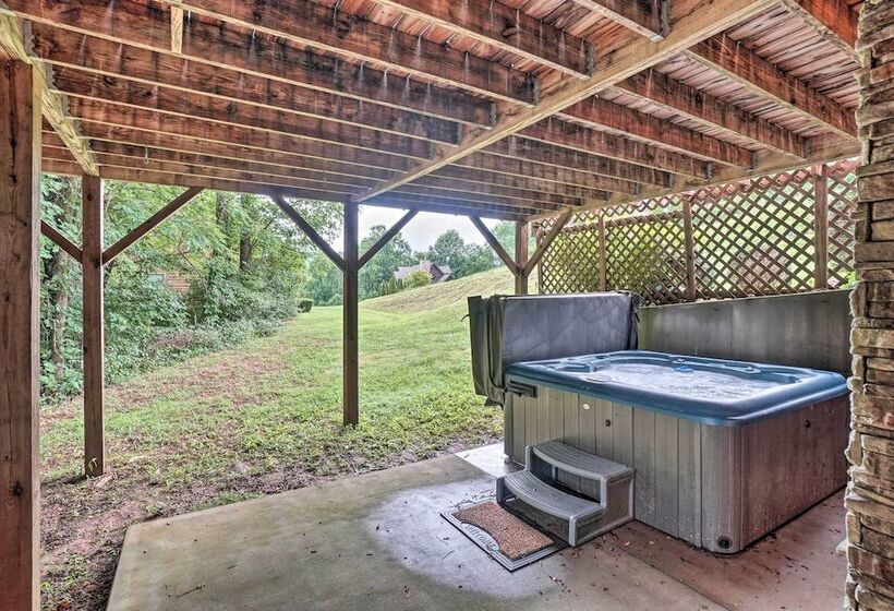 Mountain View Cabin W/ Hot Tub, Near Lake Chatuge!