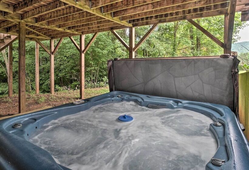 Mountain View Cabin W/ Hot Tub, Near Lake Chatuge!