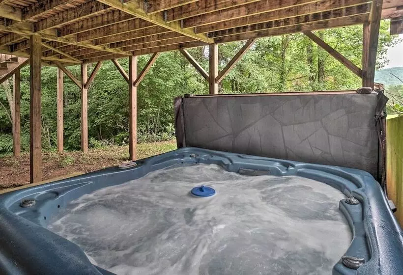 Mountain View Cabin W/ Hot Tub, Near Lake Chatuge!