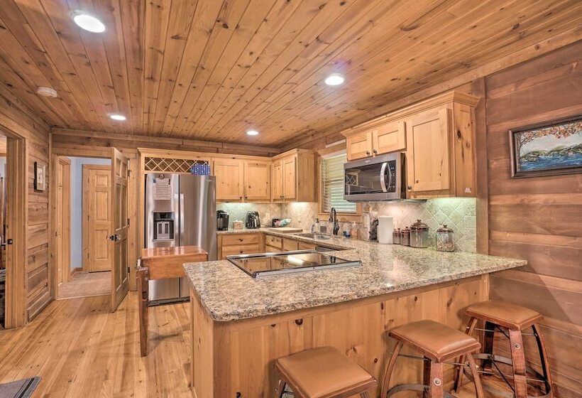 Mountain View Cabin W/ Hot Tub, Near Lake Chatuge!