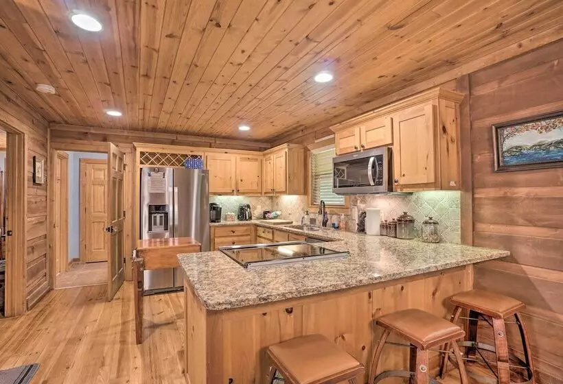 Mountain View Cabin W/ Hot Tub, Near Lake Chatuge!