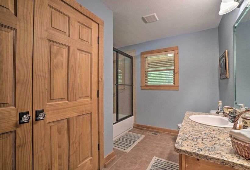 Mountain View Cabin W/ Hot Tub, Near Lake Chatuge!