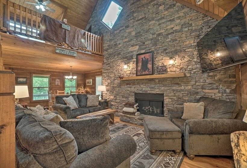 Mountain View Cabin W/ Hot Tub, Near Lake Chatuge!