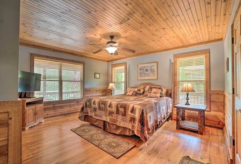 Mountain View Cabin W/ Hot Tub, Near Lake Chatuge!