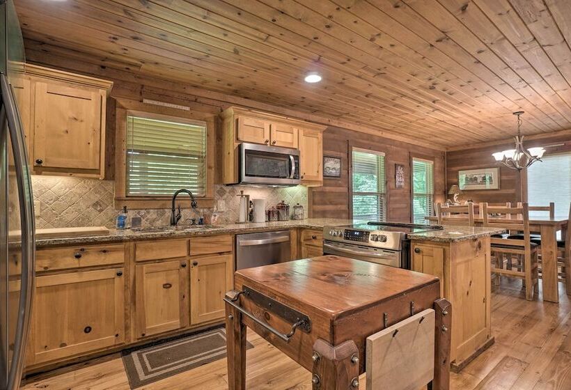 Mountain View Cabin W/ Hot Tub, Near Lake Chatuge!