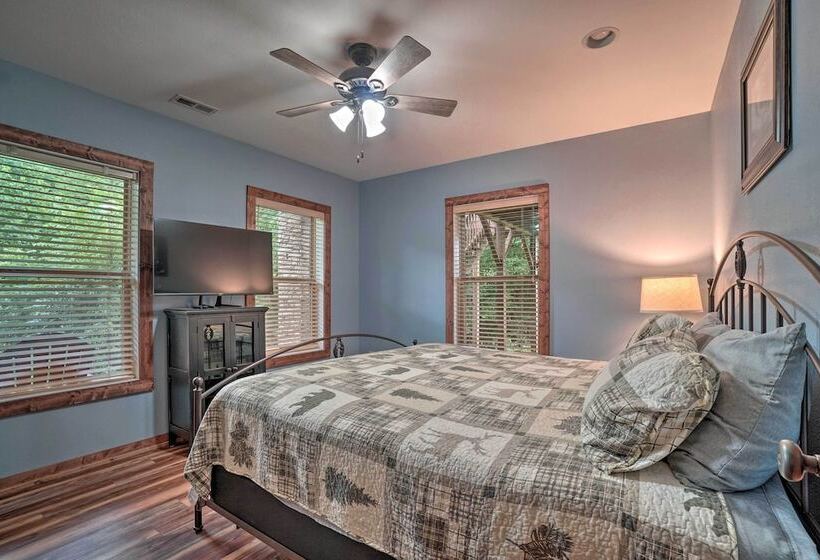 Mountain View Cabin W/ Hot Tub, Near Lake Chatuge!