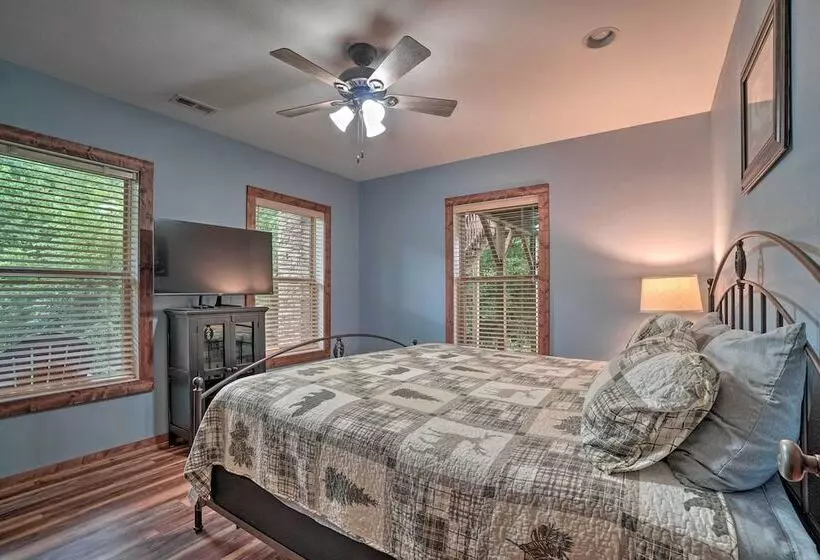 Mountain View Cabin W/ Hot Tub, Near Lake Chatuge!