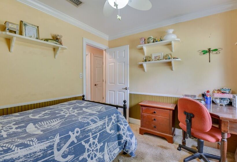 Pet Friendly Freeport Home   2 Mi To Beach!