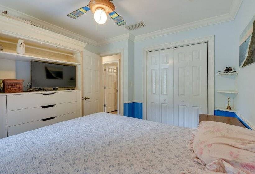 Pet Friendly Freeport Home   2 Mi To Beach!