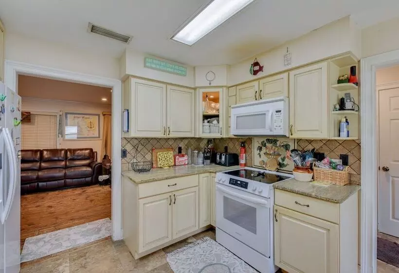 Pet Friendly Freeport Home   2 Mi To Beach!