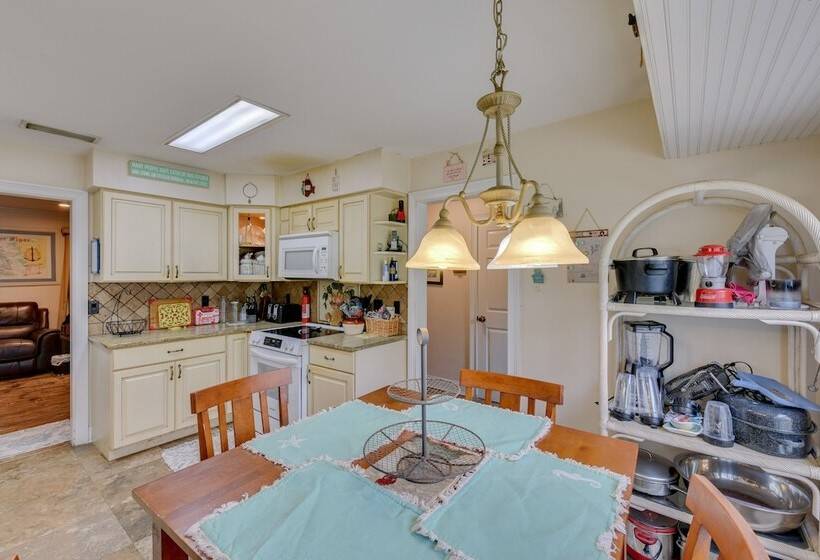 Pet Friendly Freeport Home   2 Mi To Beach!