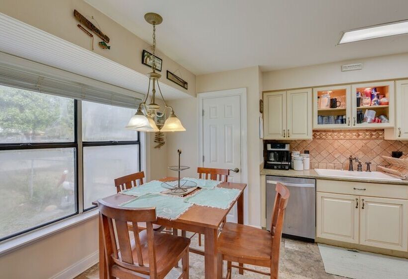 Pet Friendly Freeport Home   2 Mi To Beach!