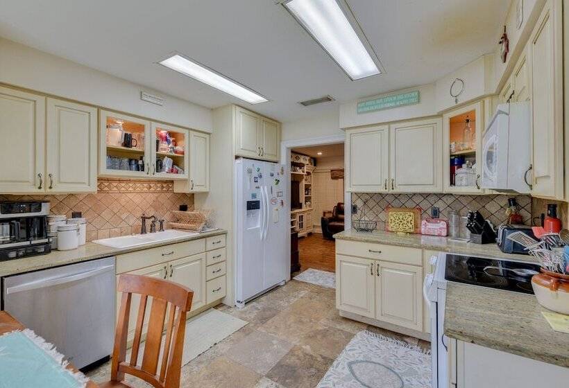 Pet Friendly Freeport Home   2 Mi To Beach!