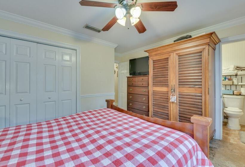 Pet Friendly Freeport Home   2 Mi To Beach!