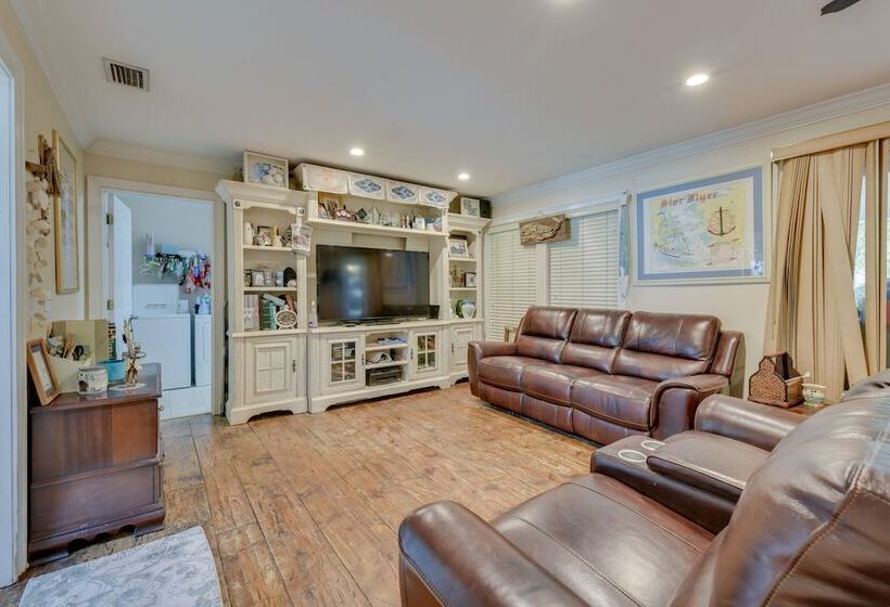 Pet Friendly Freeport Home   2 Mi To Beach!