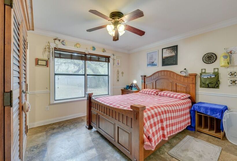 Pet Friendly Freeport Home   2 Mi To Beach!