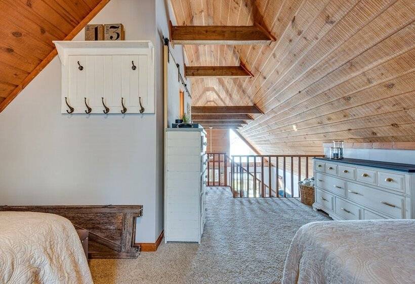 Quiet Lakefront Eatonton House W/ Boat Dock!