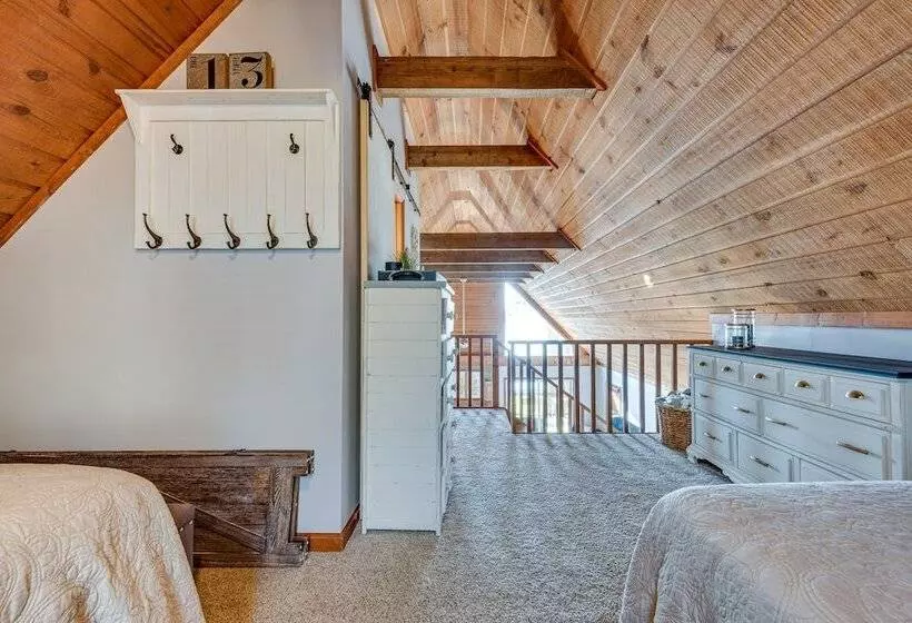 Quiet Lakefront Eatonton House W/ Boat Dock!