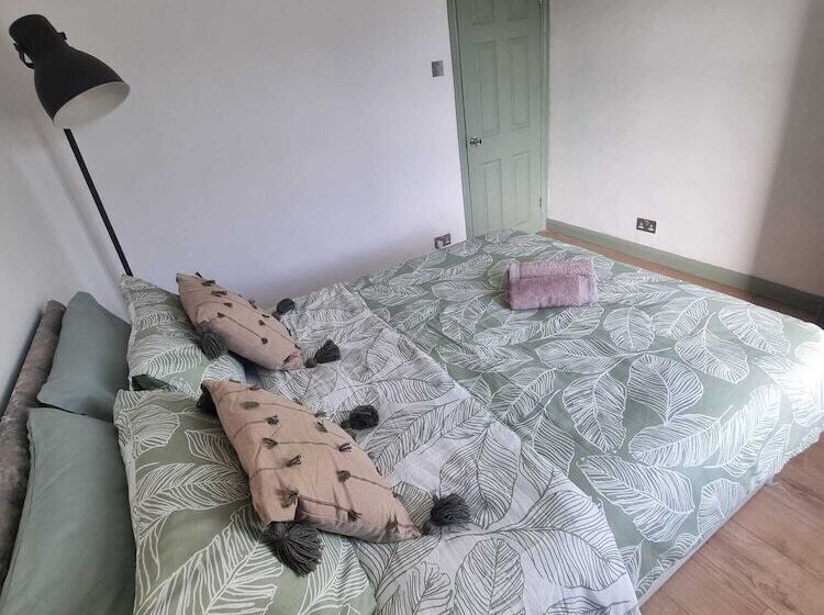 Residens Elegant 4 Bed House In Dartford