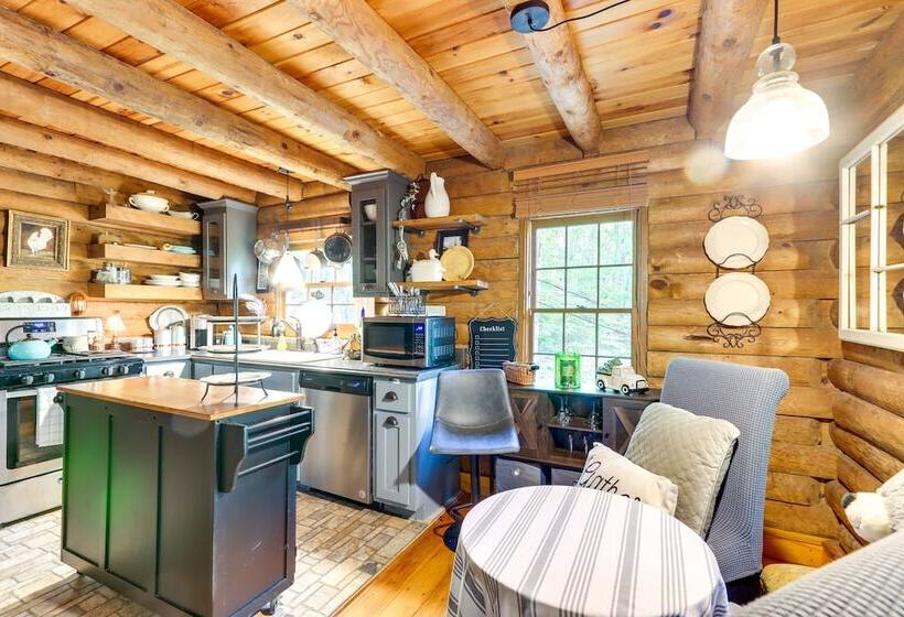 Romantic Ellijay Cabin W/ Grill & Fire Pit!