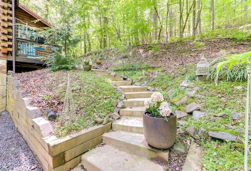 Romantic Ellijay Cabin W/ Grill & Fire Pit!