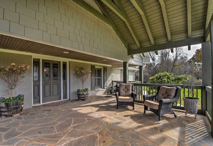 Serving Southern Charm At This Clarkesville House!