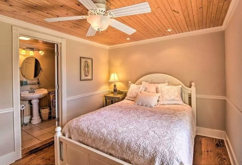 Serving Southern Charm At This Clarkesville House!