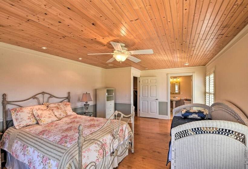 Serving Southern Charm At This Clarkesville House!