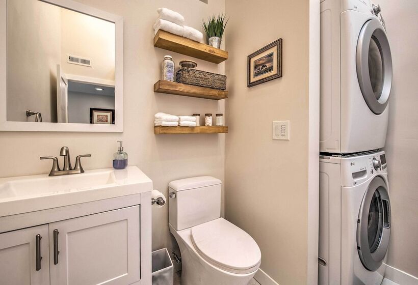 Sleek Modern Home W/ Patio, 8 Mi To Dtwn Seattle!