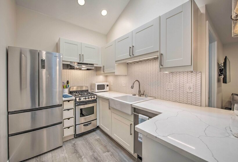 Sleek Modern Home W/ Patio, 8 Mi To Dtwn Seattle!