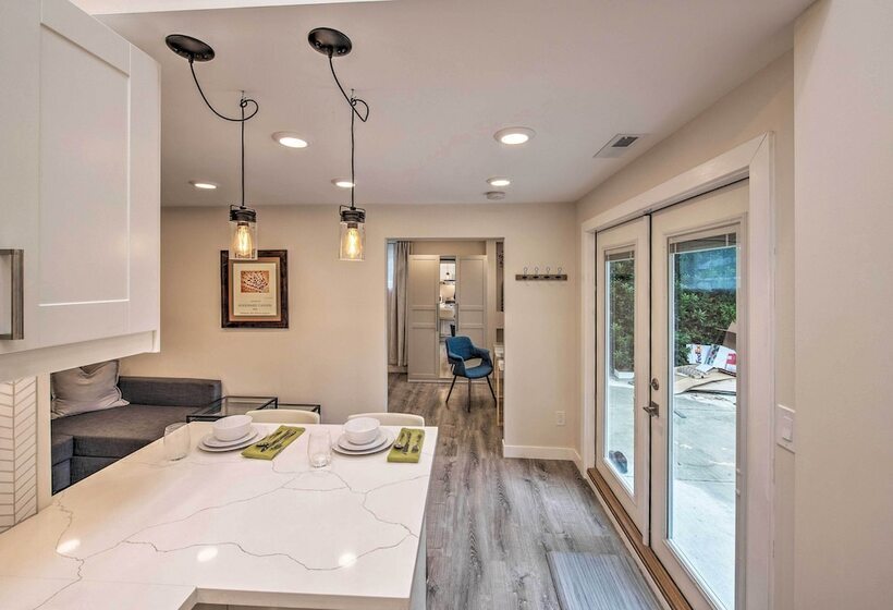 Sleek Modern Home W/ Patio, 8 Mi To Dtwn Seattle!