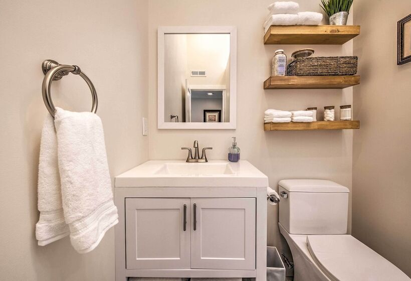 Sleek Modern Home W/ Patio, 8 Mi To Dtwn Seattle!