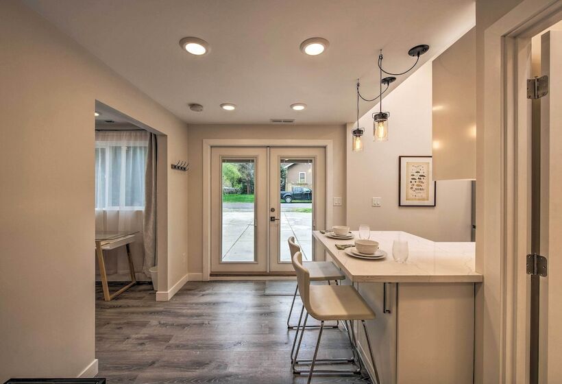 Sleek Modern Home W/ Patio, 8 Mi To Dtwn Seattle!