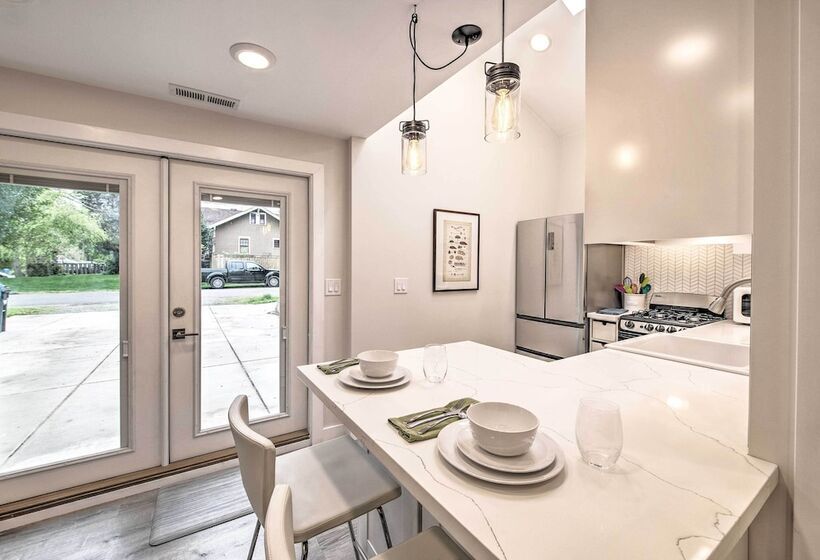 Sleek Modern Home W/ Patio, 8 Mi To Dtwn Seattle!