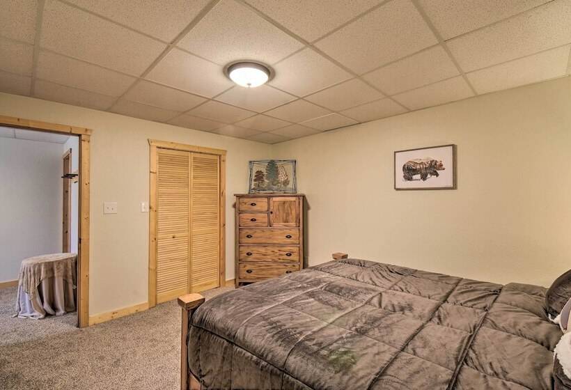 Spacious Cabin W/ Furnished Deck + Hot Tub!