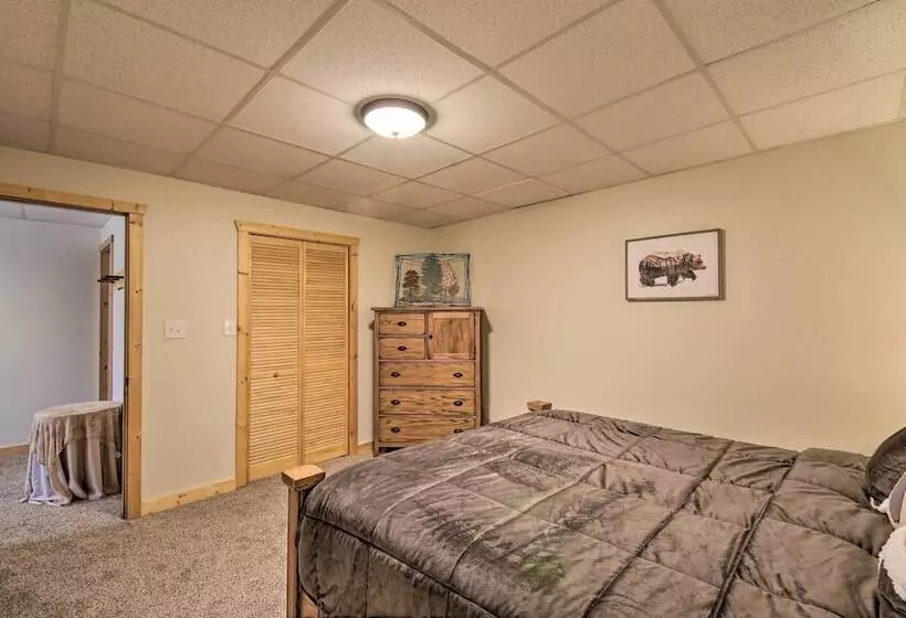 Spacious Cabin W/ Furnished Deck + Hot Tub!